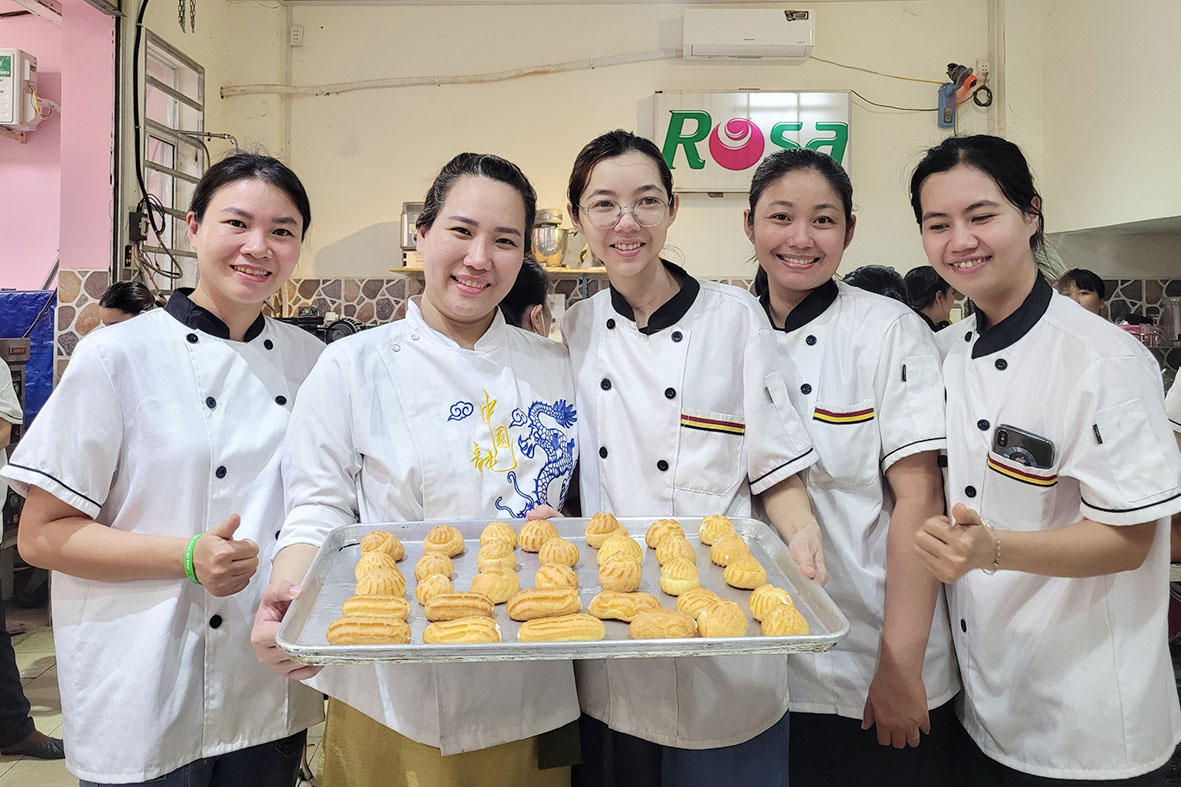 Chuyên đề học làm BÁNH SU KEM (Choux À La Creme) – Sự Kết Hợp Hoàn Hảo Giữa Vỏ Mềm Dai & Nhân Kem Ngọt Ngào