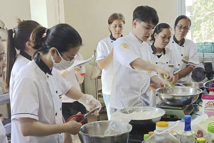 Workshop Học Làm Gà Viên Sốt Cay Hàn Quốc ( Gà Viên Sốt Cay + Gà Viên Sốt Kem + Gà Viên Sốt Phomai + Khoai Tây Chiên) PVN1262