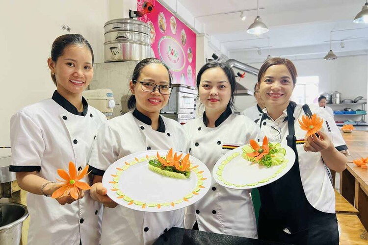 Workshop Giới Thiệu Về Nghề Cắt Tỉa, Tỉa Hoa Xiên, Hoa Ly Cà Rốt – Trang Trí Vành Dĩa  PVN1016
