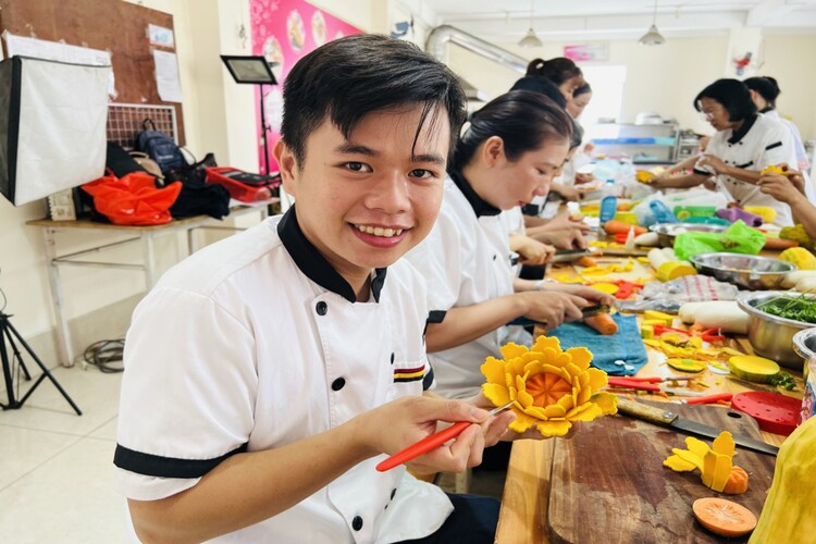 Workshop Học Tỉa Hoa Trang Trí Dĩa Kiểu Hoa Cúc Thái, Hoa Hồng Cánh Cong, Hoa Mẫu Đơn, Hoa Ly  PVN1018