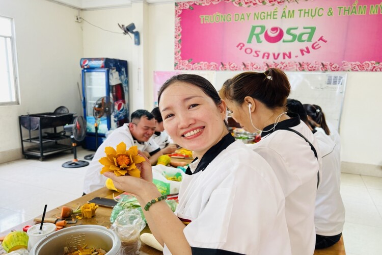 Workshop Học Tỉa Hoa Trang Trí Dĩa Kiểu Hoa Cúc Thái, Hoa Hồng Cánh Cong, Hoa Mẫu Đơn, Hoa Ly  PVN1018