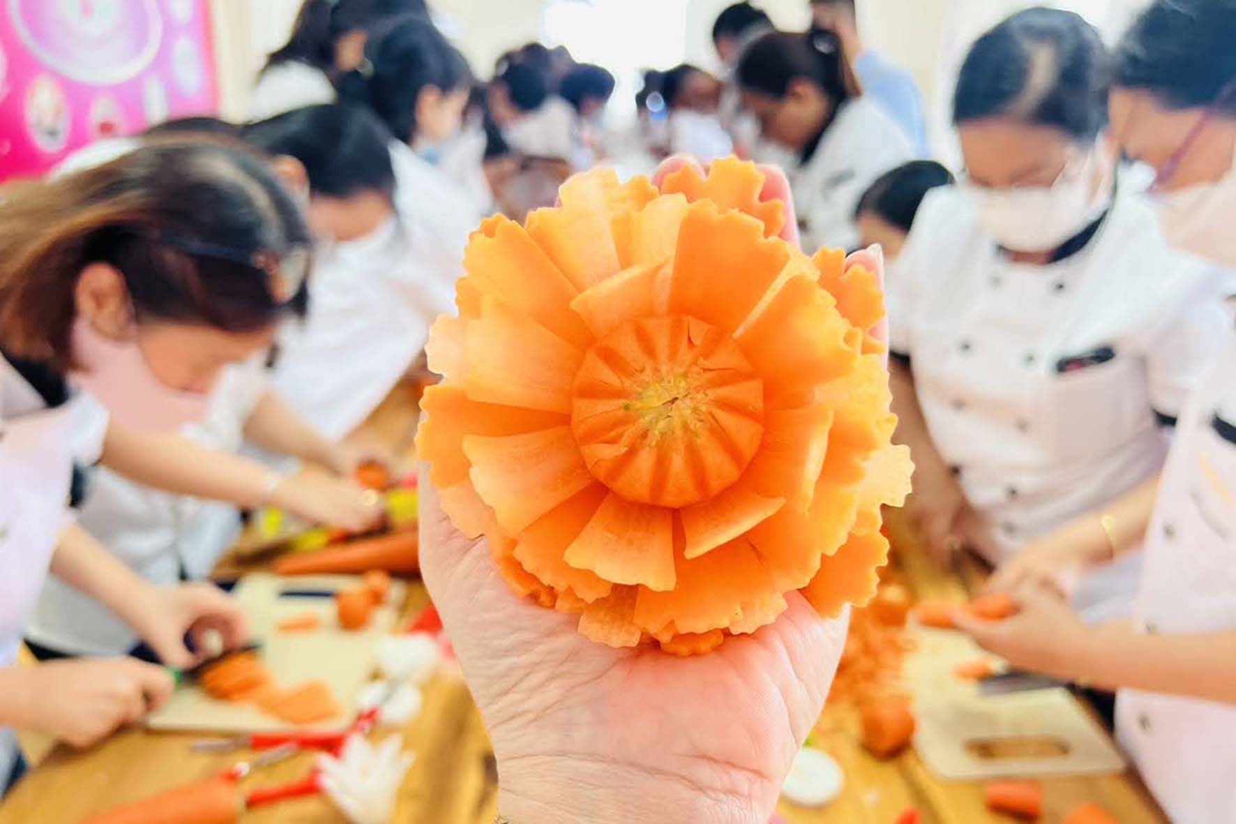 Workshop Học Tỉa Hoa Trang Trí Dĩa Kiểu Hoa Cúc Thái, Hoa Hồng Cánh Cong, Hoa Mẫu Đơn, Hoa Ly  PVN1018