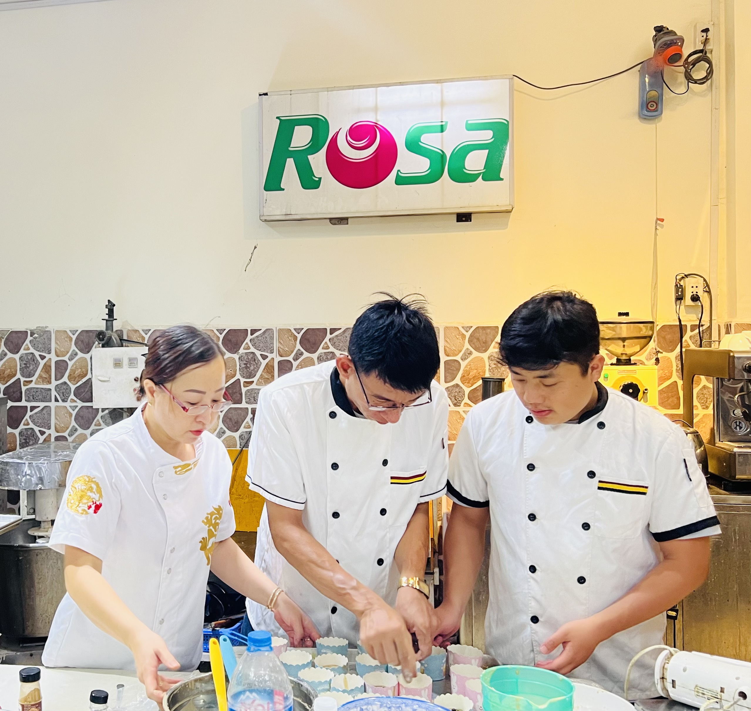 {Tổng Hợp} Tài Liệu, Bảng Công Thức Chi Tiết Tất Tần Tật Về Bí Quyết Làm Bánh Bông Lan Chuyên Nghiệp: Tổng Hợp Công Thức Đỉnh Cao - Mastering Sponge Cake