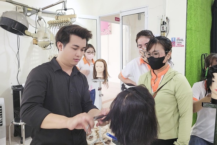Học Cấp Tốc_Nghề Cắt Uốn Tóc Nam _1 Kèm 1_Bao Ra Nghề_Học Nhanh Ở Biên Hòa, Đồng Nai