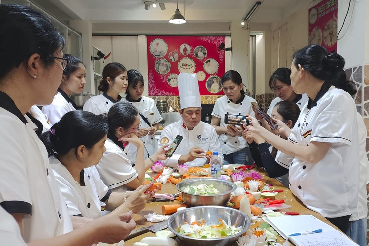 Workshop Học Làm Tỉa Hoa Trang Trí Các Món Gỏi , Chiên Bằng Hoa Hồng Khối, Hoa Sen, Hoa Cúc, Hoa Sứ, Tỉa Hoa Loa Kèn PVN1017