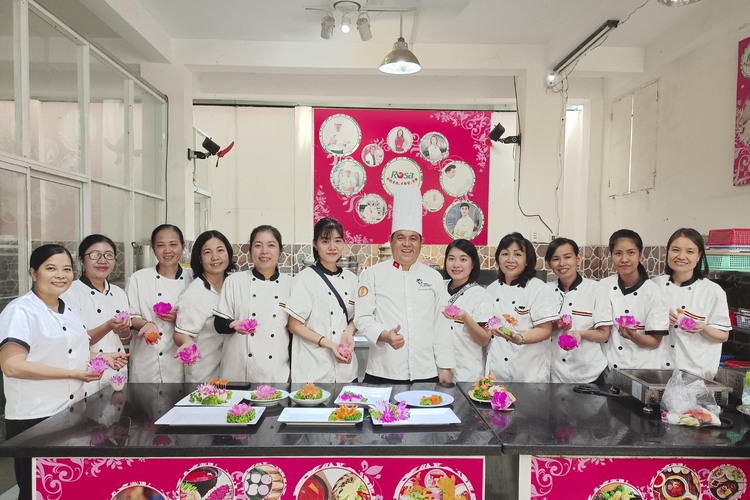 Workshop Học Làm Tỉa Hoa Trang Trí Các Món Gỏi , Chiên Bằng Hoa Hồng Khối, Hoa Sen, Hoa Cúc, Hoa Sứ, Tỉa Hoa Loa Kèn PVN1017