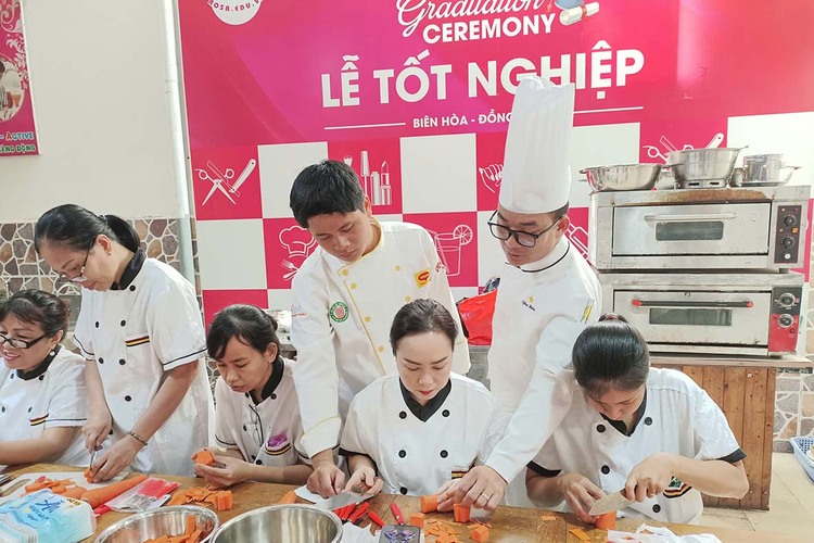 Workshop Giới Thiệu Về Nghề Cắt Tỉa, Tỉa Hoa Xiên, Hoa Ly Cà Rốt – Trang Trí Vành Dĩa PVN1016