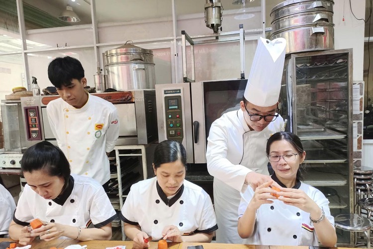 Workshop Giới Thiệu Về Nghề Cắt Tỉa, Tỉa Hoa Xiên, Hoa Ly Cà Rốt – Trang Trí Vành Dĩa PVN1016