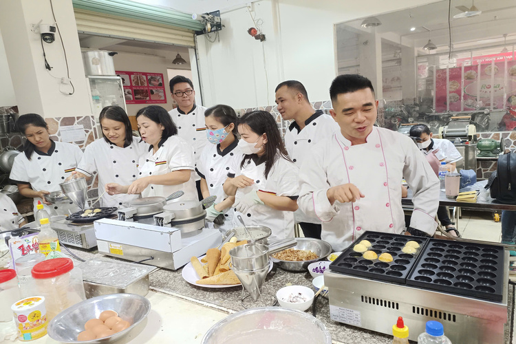 Workshop Học Làm Bánh Bông Lan Đường Phố Xài Máy Nướng Công Nghiệp : Máy Con Gấu, Natra, Kẹp Tàn Ong + Bánh Bạch Tuột PVN1835