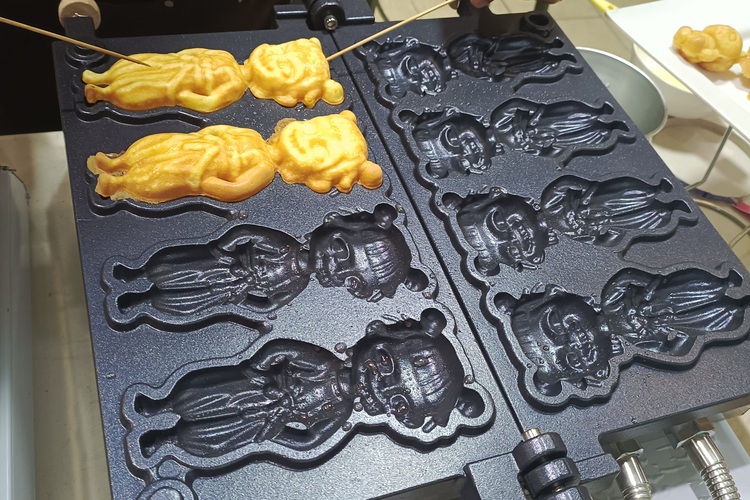 Workshop Học Làm Bánh Bông Lan Đường Phố Xài Máy Nướng Công Nghiệp : Máy Con Gấu, Natra, Kẹp Tàn Ong + Bánh Bạch Tuột PVN1835