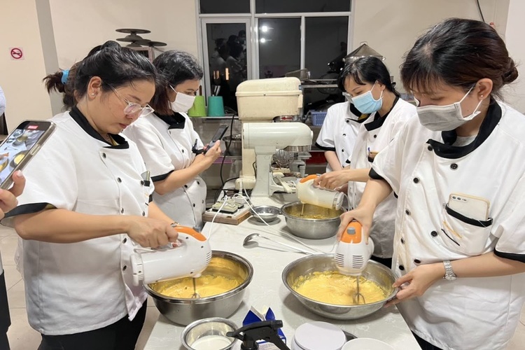 Workshop Học Làm Bánh Bông Lan Kem Sữa Dừa Nướng + Bánh Bông Lan Chuối Quế PVN404