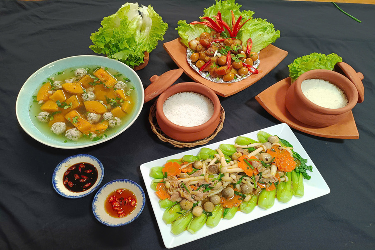 Workshop Học Làm Cơm Niêu + Thịt Ba Chỉ Kho Trứng Cút + Cải Thìa Xào Nấm + Canh Bí Đỏ Thịt Bằm PVN1101