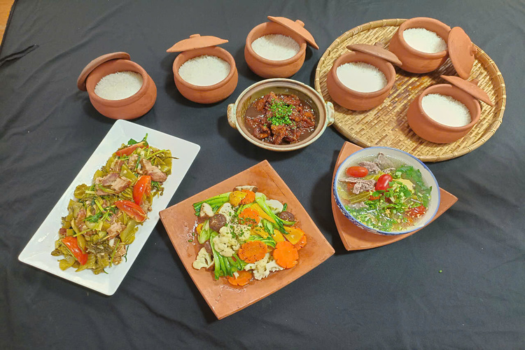 Workshop Học Làm Cơm Niêu + Thịt Kho Tiêu + Heo Quay Xào Cải Chua + Rau Củ Xào Ngũ Sắc + Canh Dưa Chua Thịt Bò PVN386