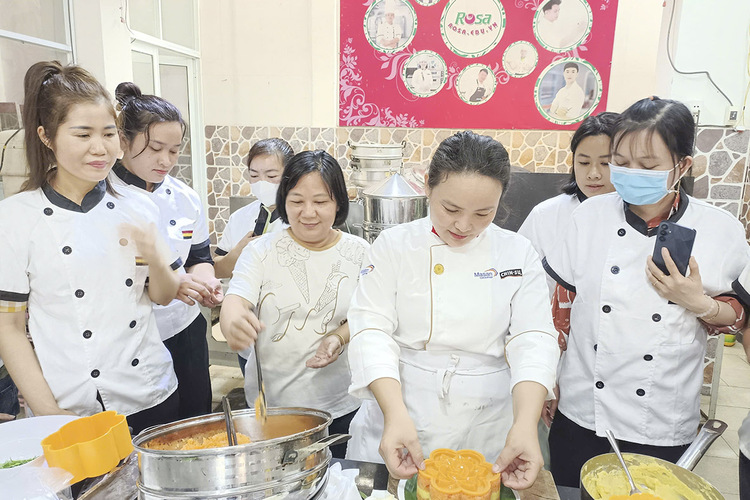 Workshop Học Làm Xôi Gấc Đậu Xanh + Gà Hấp Lá Chanh + Chân Giò Heo Bó PVN1307