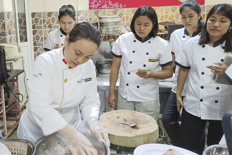 Workshop Học Làm Xôi Gấc Đậu Xanh + Gà Hấp Lá Chanh + Chân Giò Heo Bó PVN1307