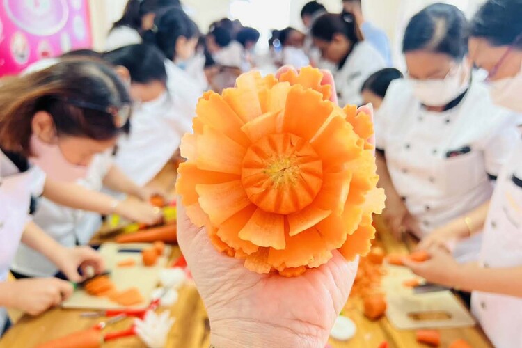 Workshop Học Tỉa Hoa Trang Trí Dĩa Kiểu Hoa Cúc Thái, Hoa Hồng Cánh Cong, Hoa Mẫu Đơn, Hoa Ly PVN1018