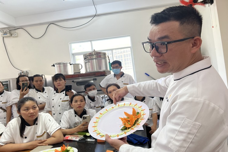 Workshop Giới Thiệu Về Nghề Cắt Tỉa, Tỉa Hoa Xiên, Hoa Ly Cà Rốt – Trang Trí Vành Dĩa  PVN1016