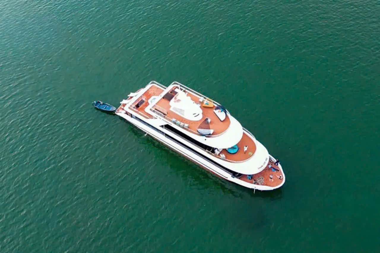 Lan Ha Bay full day tour - D'charme Luxury Cruise 5-star