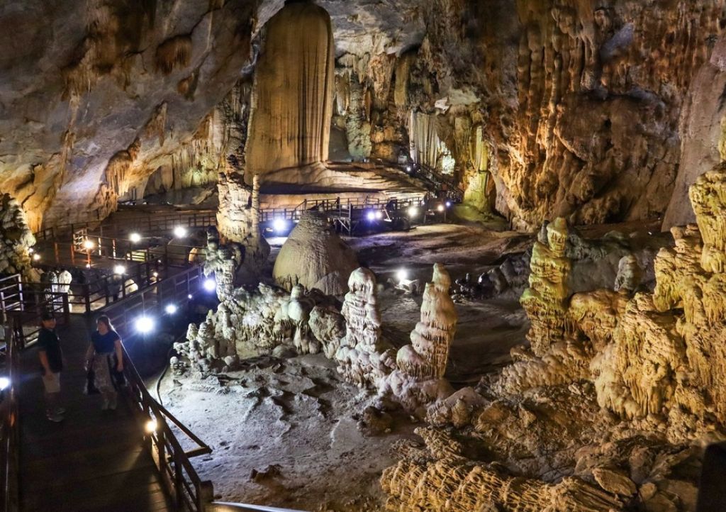 Quang Binh Day Tour: Discover Paradise Cave and Ozo Park