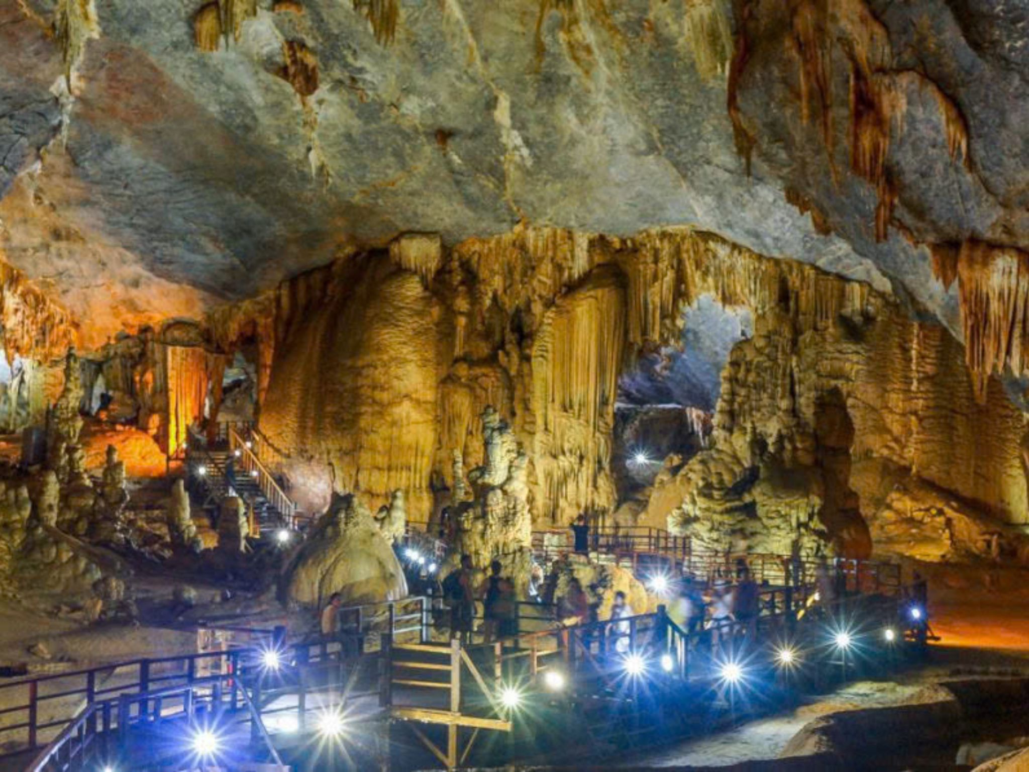 Quang Binh Day Tour: Discover Paradise Cave and Ozo Park