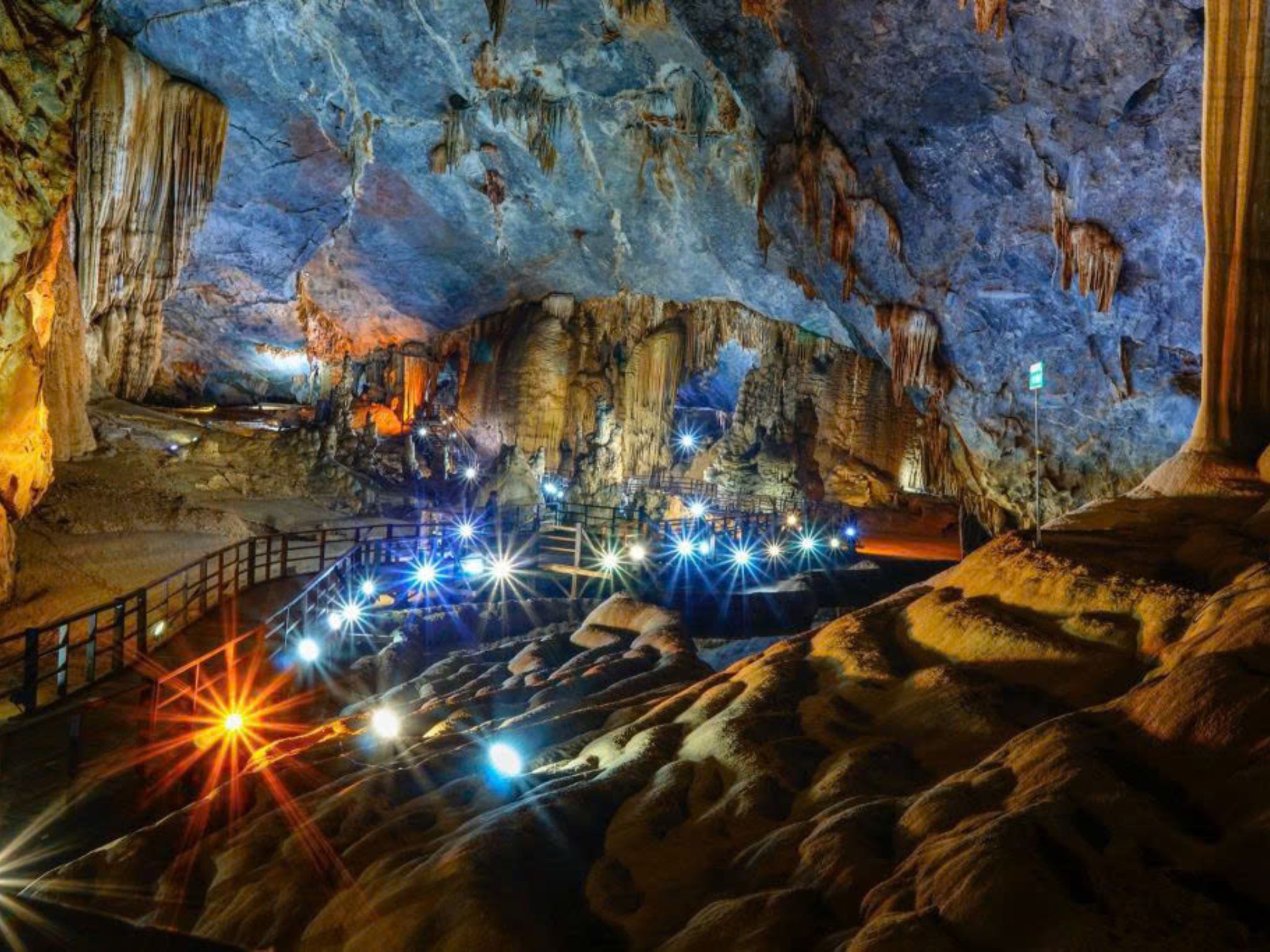Quang Binh Day Tour: Discover Paradise Cave and Ozo Park