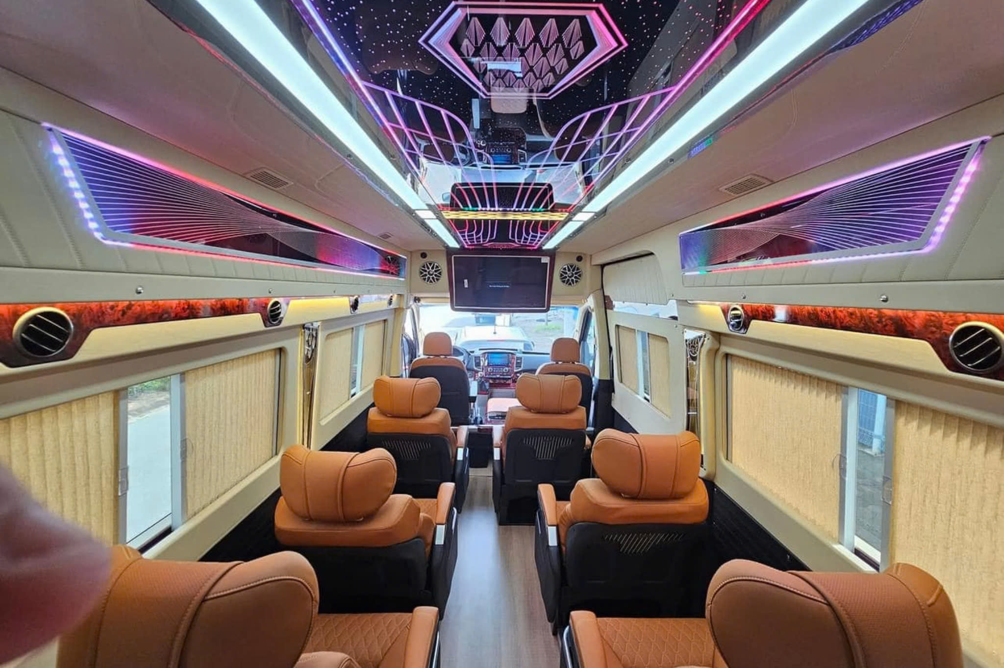 Limousine Ninh Binh to Hanoi - VIP Limousine 11 seaters