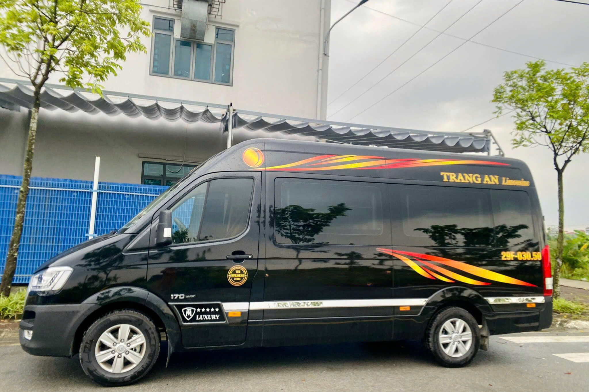 Limousine Ninh Binh to Hanoi - VIP Limousine 11 seaters