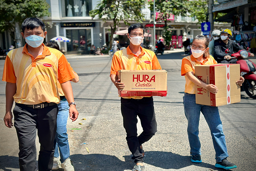 The Comando program introduces HURA Castella and HURA Sandwich products in Kontum City.