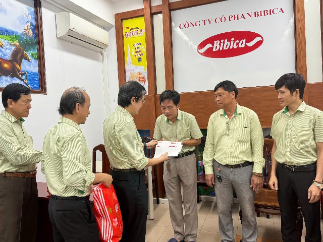 Bibica Honors Soldiers: Meaningful Gift-Giving Program on the 80th Anniversary of the Vietnam People's Army
