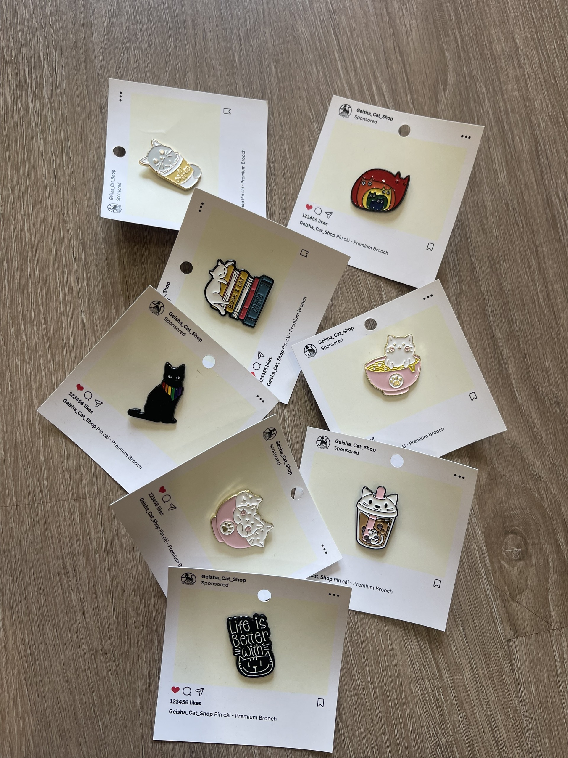 Pin cài kim loại hình mèo