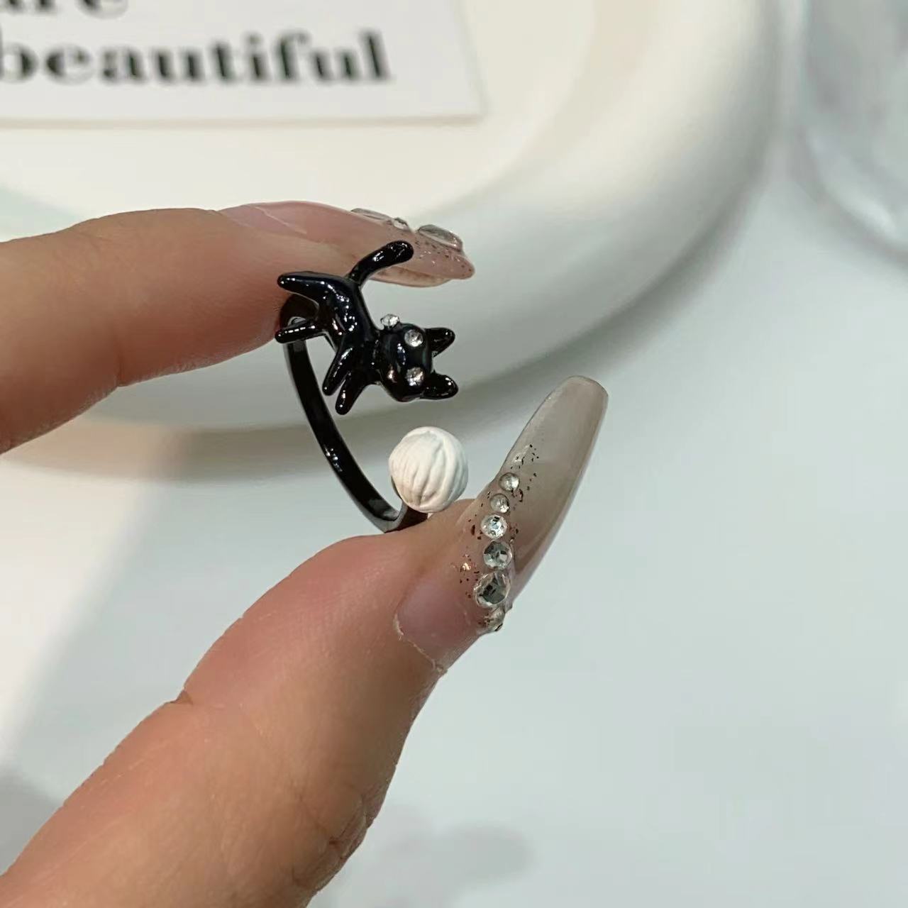 Nhẫn mèo đen và cuộn len