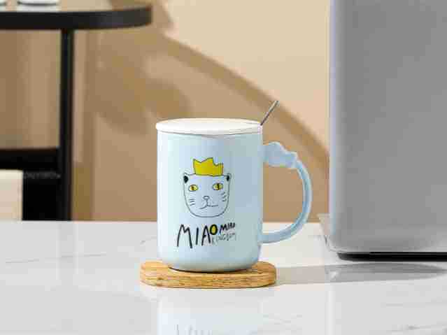 Cốc sứ màu xanh có nắp kèm thìa hình mèo đen