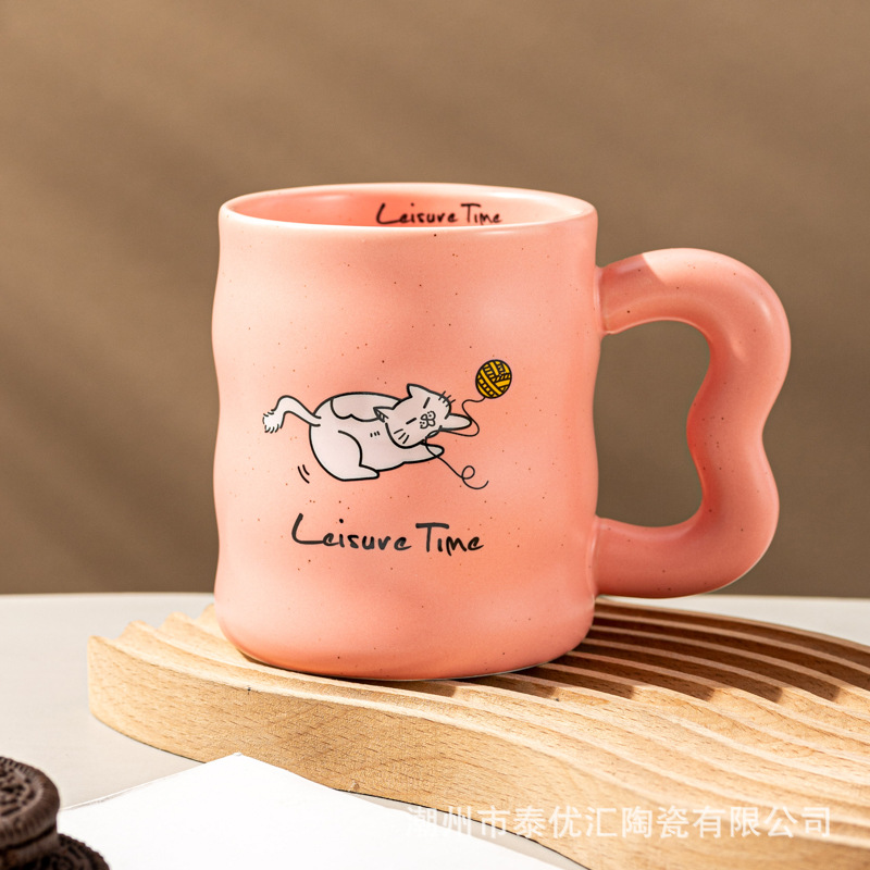 Cốc sứ hoạ tiết mèo tay cầm lượn sóng