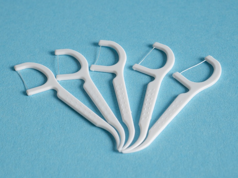 Tự tin và Chính Xác với Cây Luồn Chỉ Nha Khoa: Bí Quyết Cho Nụ Cười Hoàn Hảo