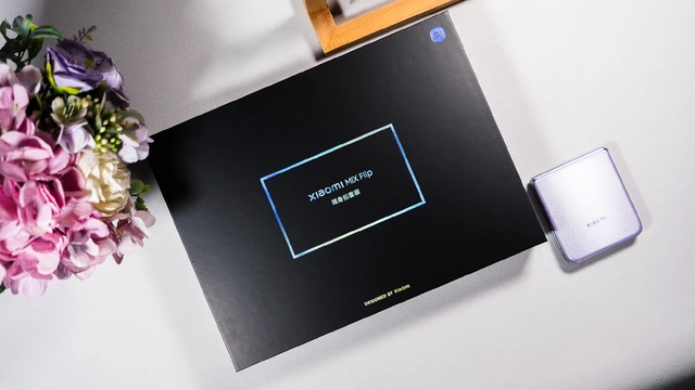 Cận cảnh Xiaomi MIX Flip: Thiết kế cực đẹp, màn hình phụ xịn nhất thế giới, pin cũng lớn nhất, giá rẻ hơn Galaxy Z Flip6