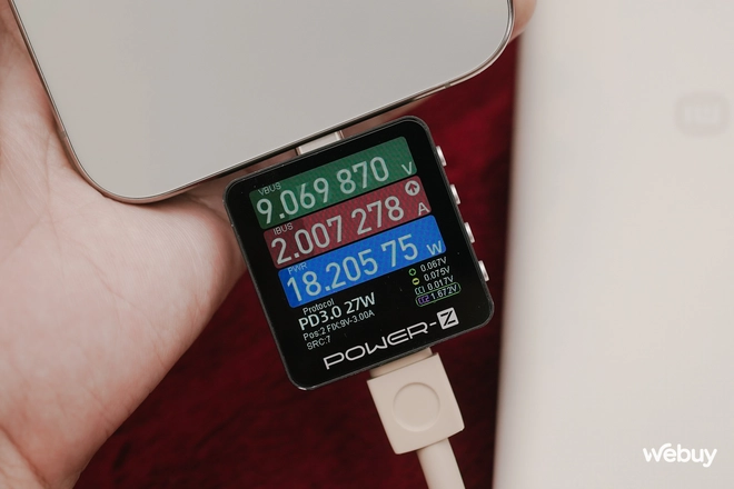 Thử nghiệm sạc cho iPhone 15 Pro Max, viên pin này có thể cung cấp công suất sạc nhanh tối đa 27W chuẩn PD3.0. Viên pin cũng hỗ trợ chế độ sạc dòng điện thấp, có thể được kích hoạt bằng cách nhấn đúp vào nút kiểm tra pin. Tính năng này đặc biệt hữu ích cho việc sạc các thiết bị dòng điện thấp như tai nghe và vòng đeo Bluetooth không phải thương hiệu Xiaomi