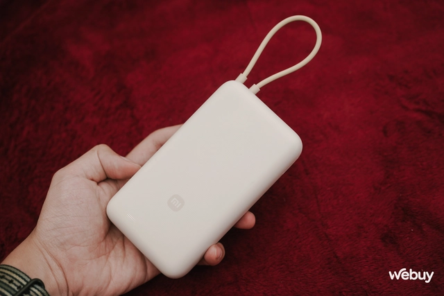 Pin dự phòng Xiaomi mới có thiết kế khác biệt hoàn toàn so với các model trước đây, đáp ứng tiêu chuẩn hàng không quốc tế, sẵn sàng để mang lên máy bay với dung lượng pin dưới 100Wh. Có 2 tuỳ chọn màu sắc để người dùng lựa chọn là màu be và màu xanh xám. Phiên bản chúng tôi đang có trong bài viết này là phiên bản màu be khá đẹp mắt, trẻ trung và cá tính, phù hợp với người trẻ, người dùng nữ
