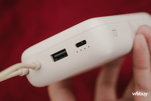 Ở cạnh dưới, Xiaomi trang bị cho viên pin này 2 cổng sạc gồm một cổng USB-A và một cổng USB-C, trong đó cổng A chỉ hỗ trợ sạc đầu ra còn cổng C thì hỗ trợ cả sạc vào và sạc ra. Công suất sạc đầu vào cho chính viên pin dự phòng này lên tới 30W. Phía dưới có thêm đèn LED trạng thái thông báo thời lượng pin còn lại.