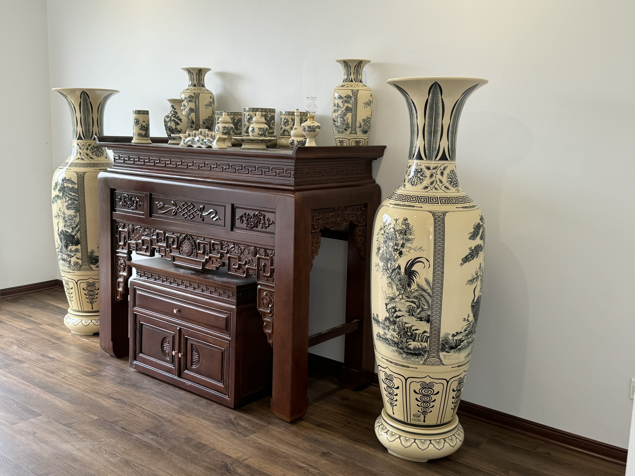 Bàn giao bộ đồ thờ truyền thống và lục bình gốm Chu Đậu tại Vinhomes