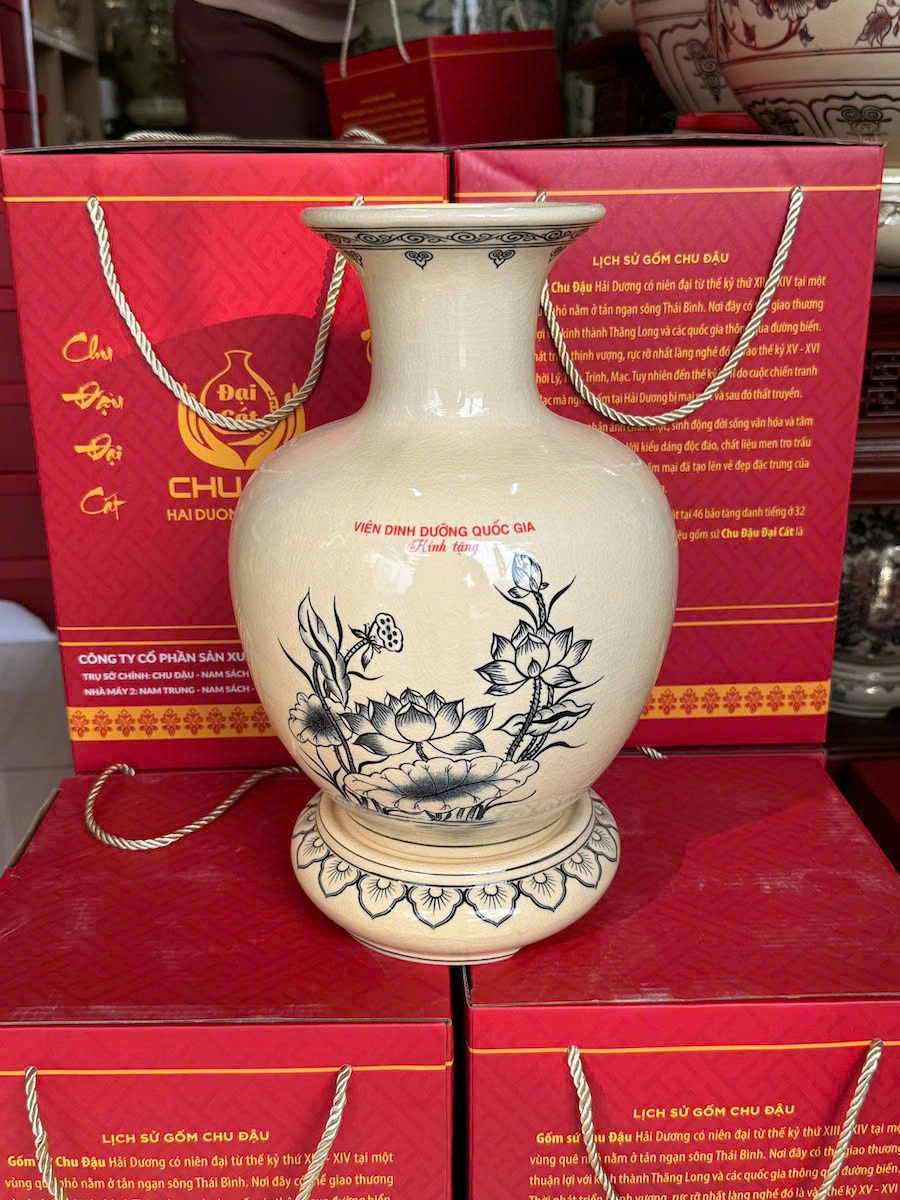 Bàn giao bình bảo châu cho Viện Dinh Dưỡng Quốc Gia