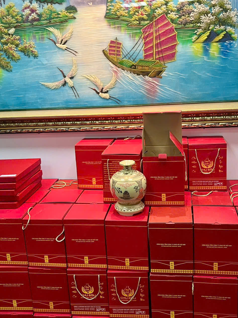 Bình hút tài lộc tứ cảnh Hà Nội quà tặng Hội nghị thi đua yêu nước Tổng Công Ty Hằng Hải Việt Nam