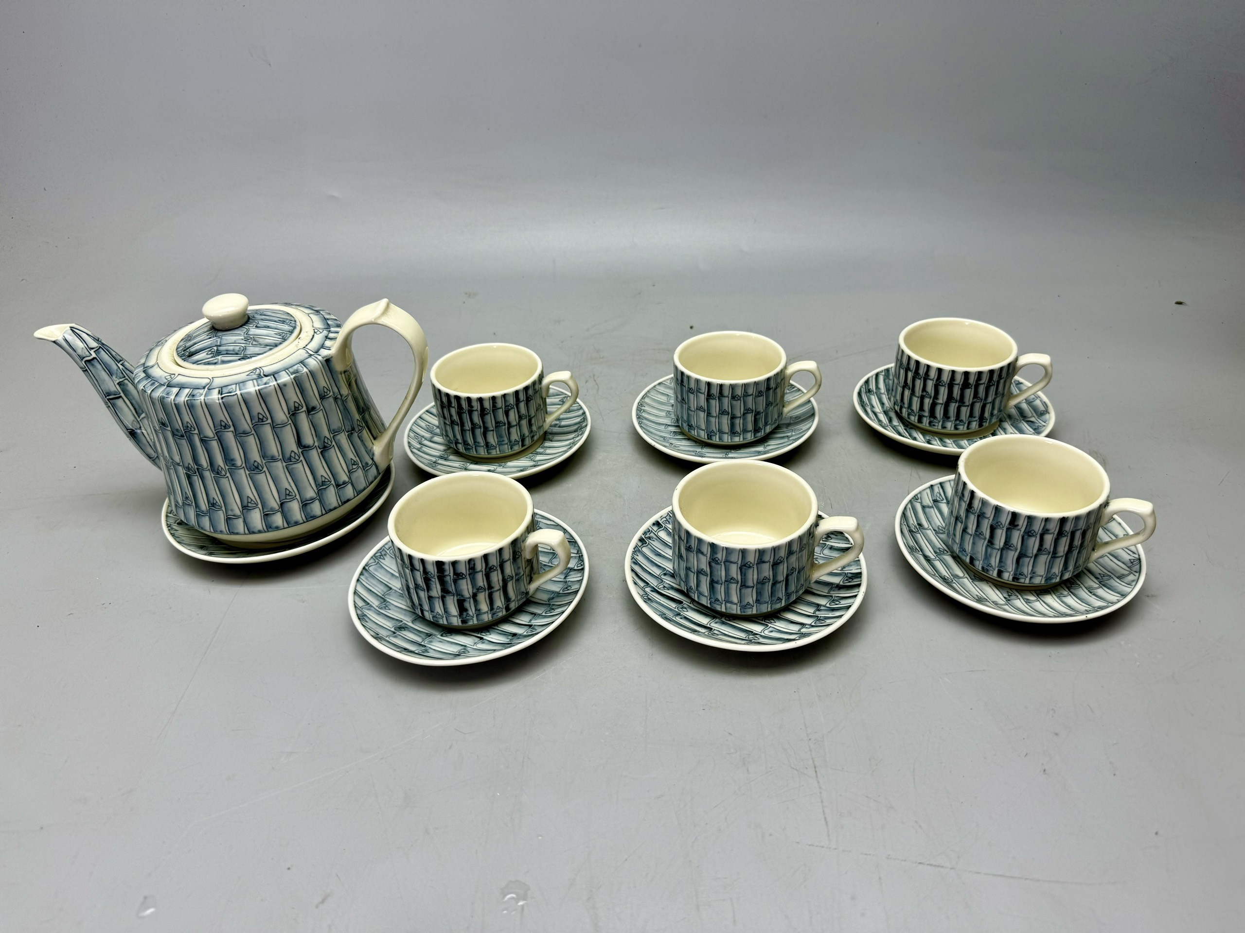 Bộ ấm chén họa tiết cành trúc gốm chu đậu truyền thống
