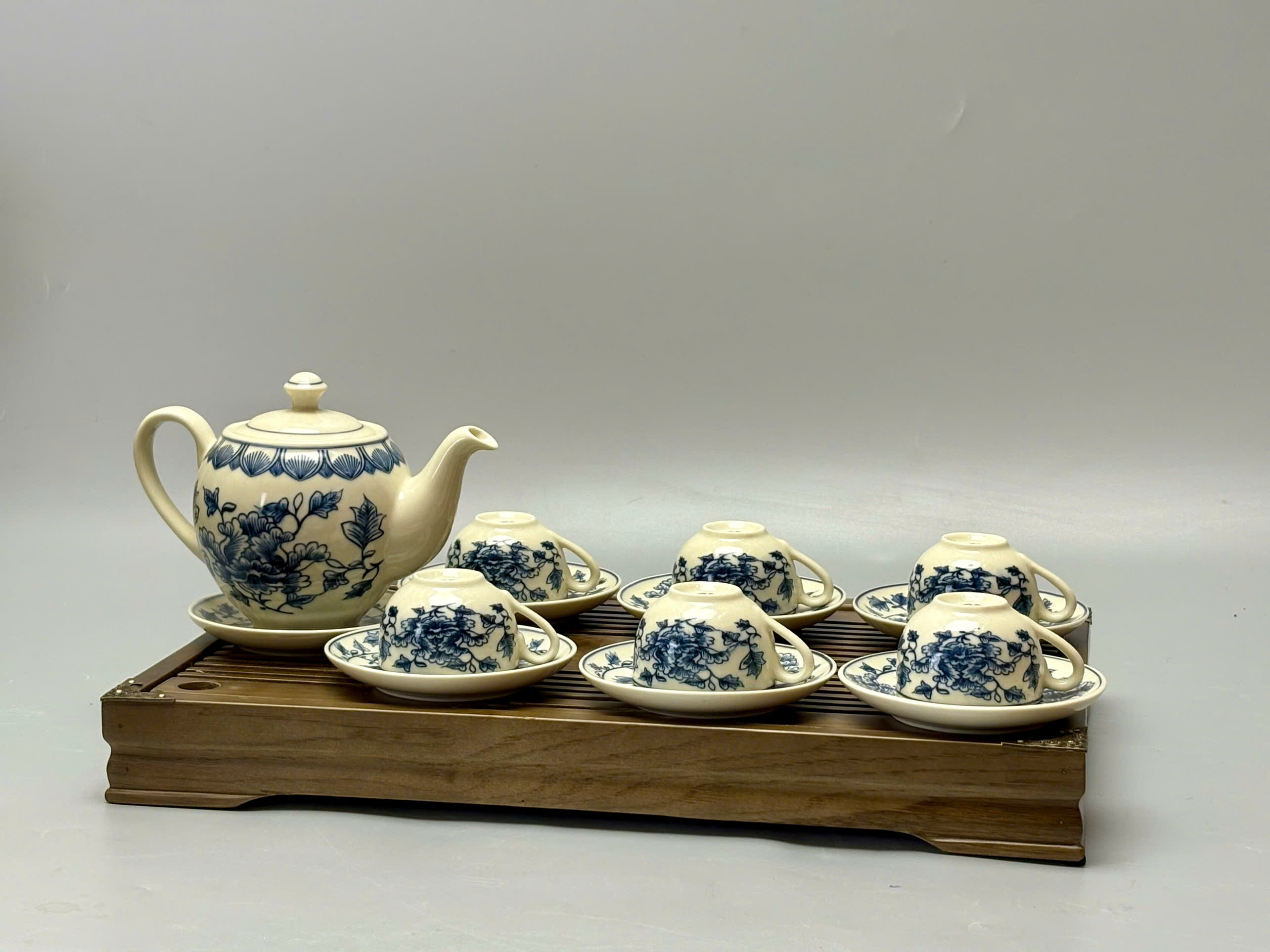Bộ ấm chén hoa dây Chu Đậu truyền thống