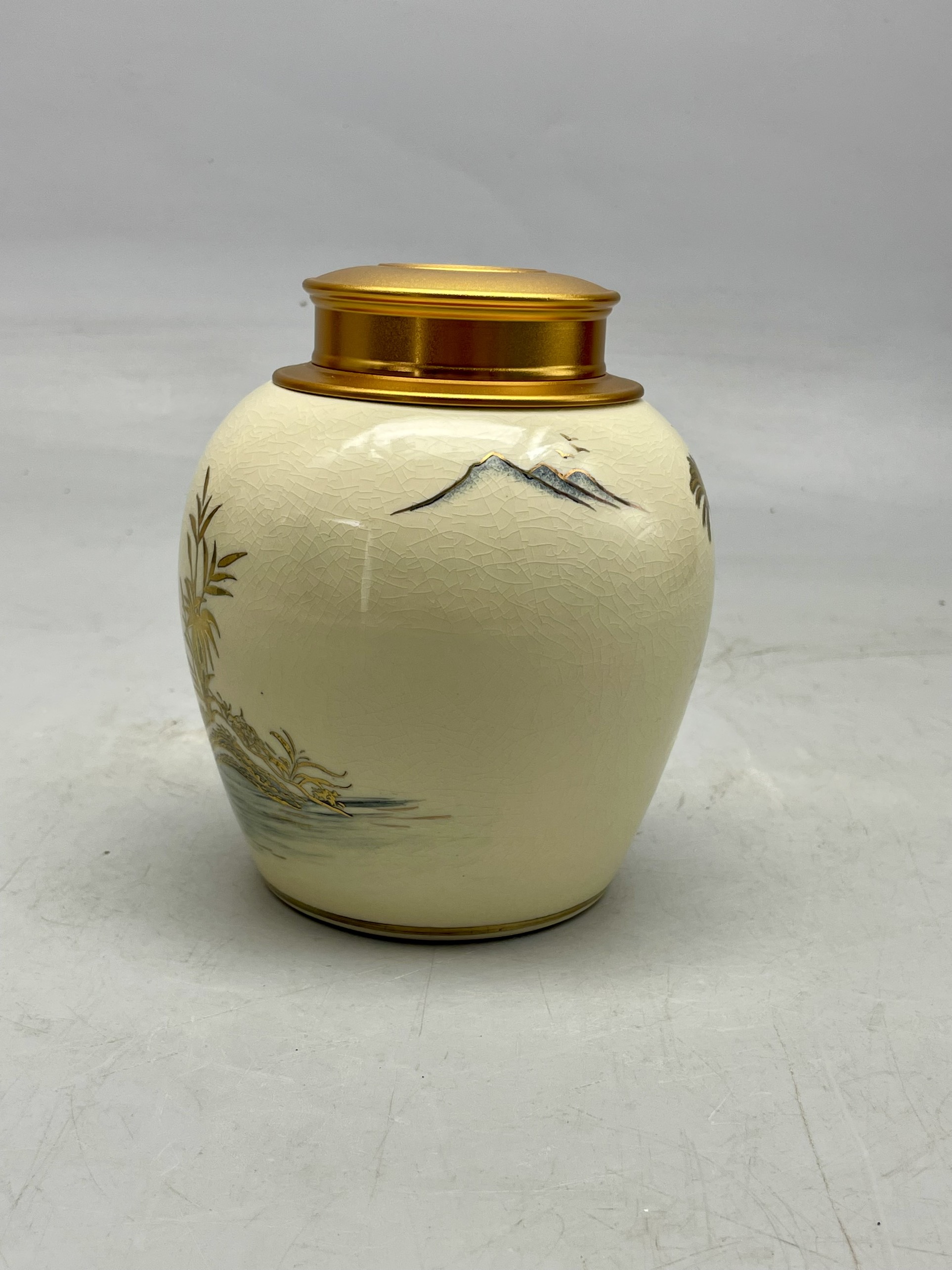 Hộp đựng trà cảnh đồng quê cao 13cm gốm Chu Đậu vẽ vàng 24k