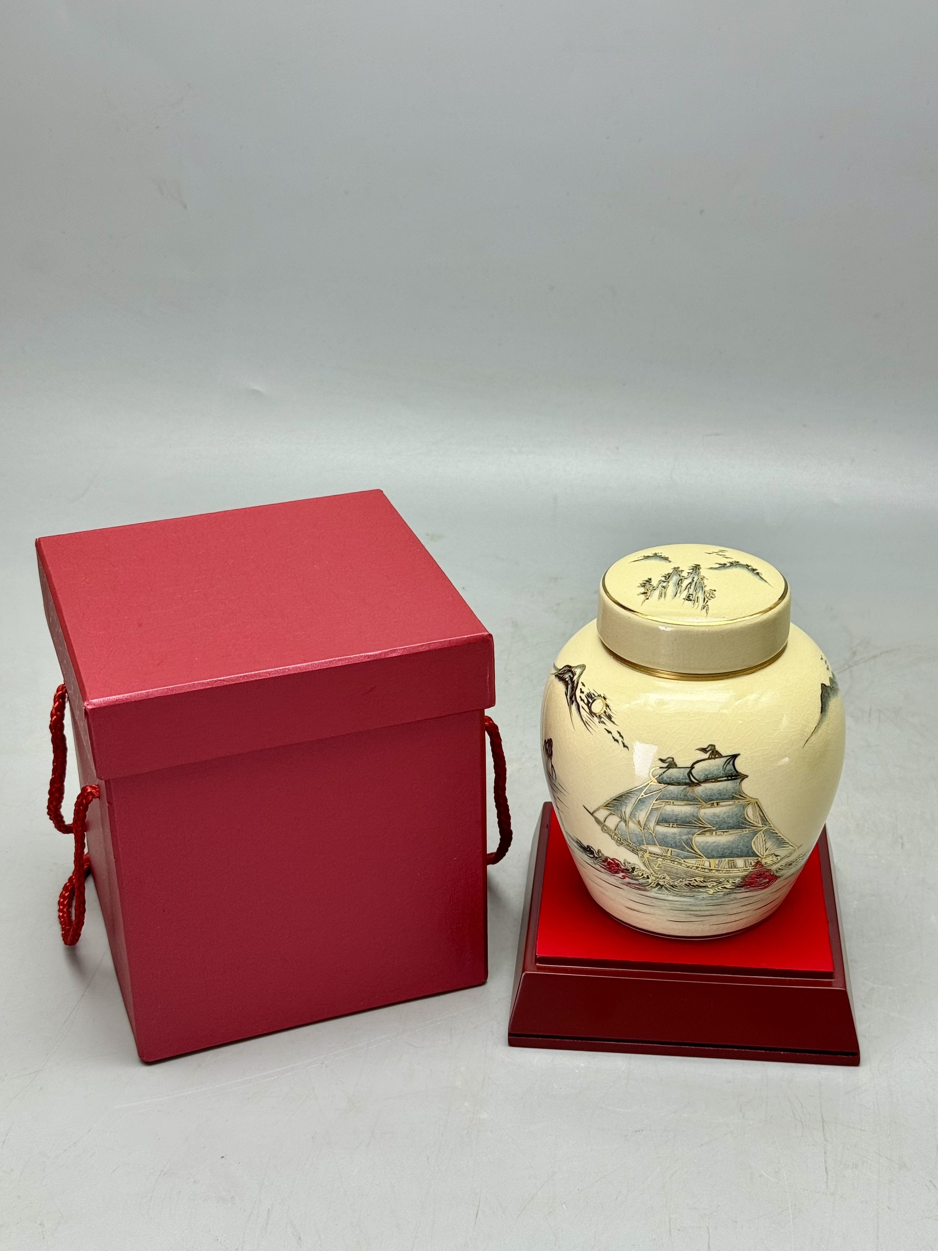 Hộp đựng trà Thuận Buồm Xuôi Gió gốm Chu Đậu vẽ vàng