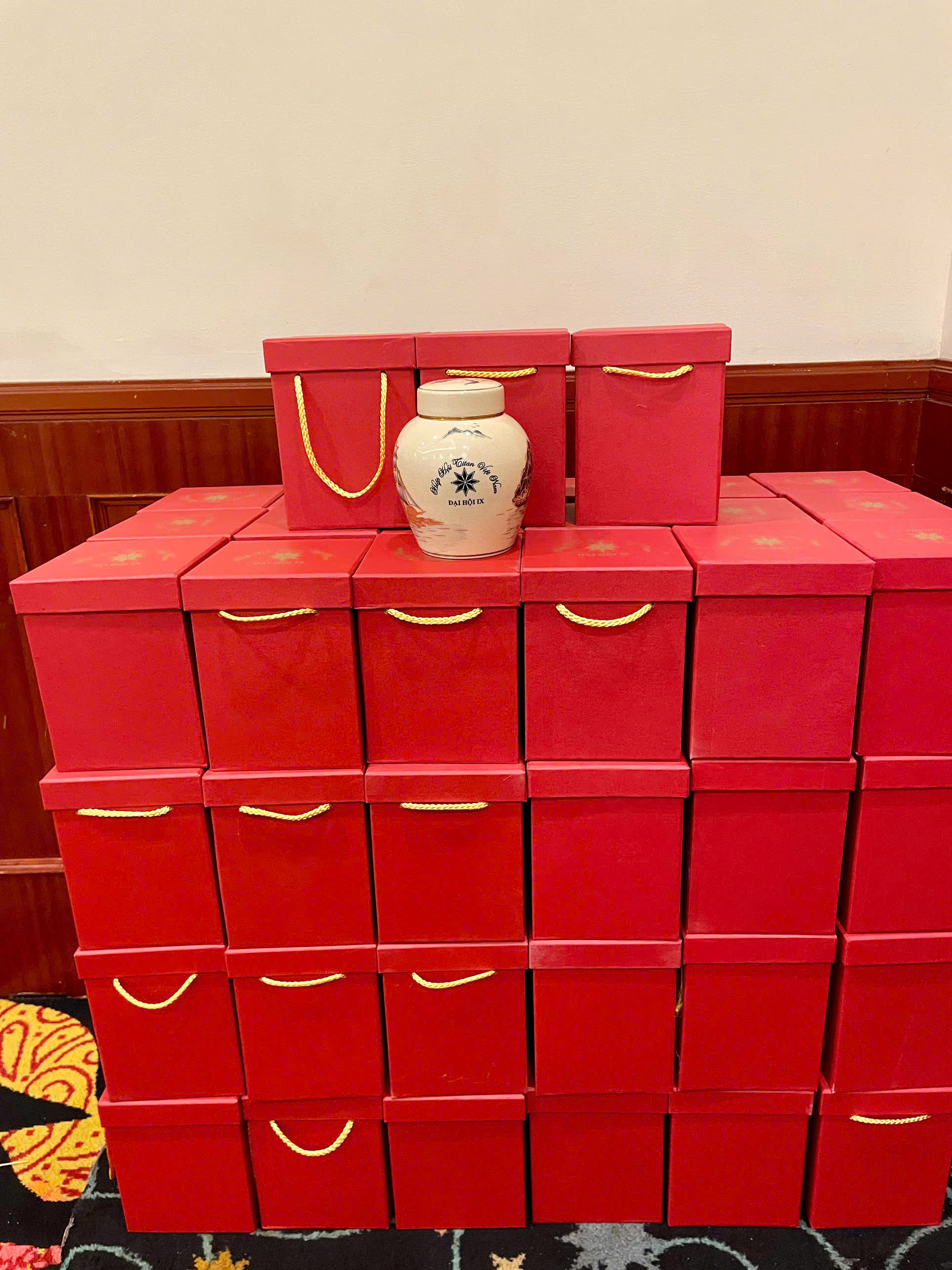 Hũ Đựng Trà Thuận Buồm Xuôi Gió - Quà Tặng Hiệp Hội Titan Việt Nam