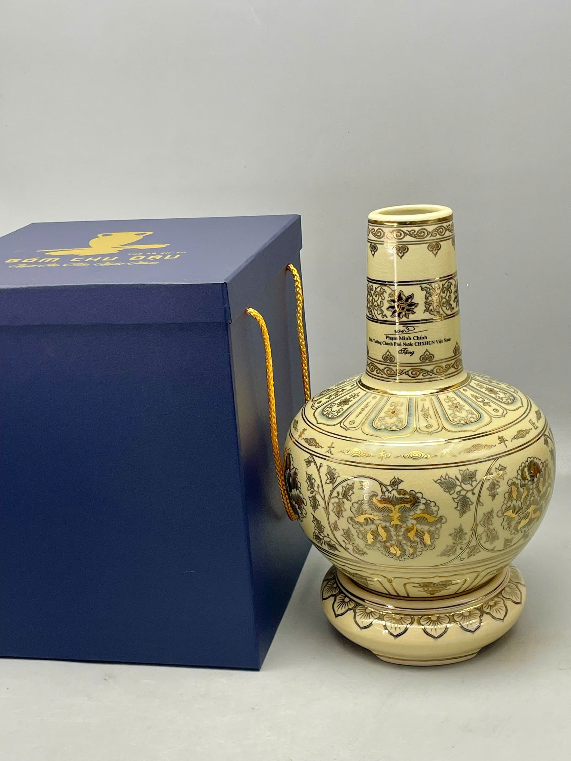 Bình hoa lam tặng Chính Phủ