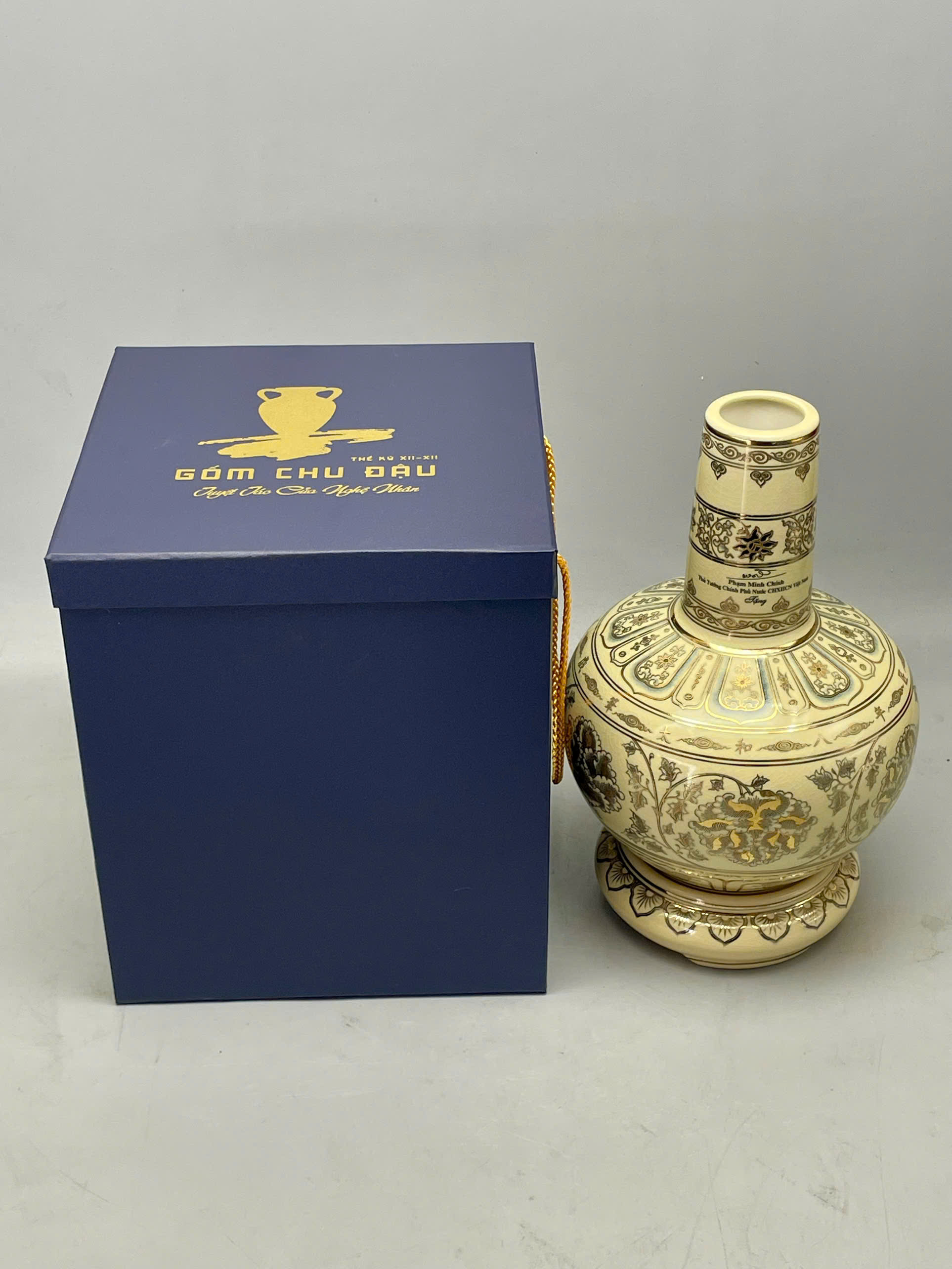 Bình hoa lam tặng Chính Phủ