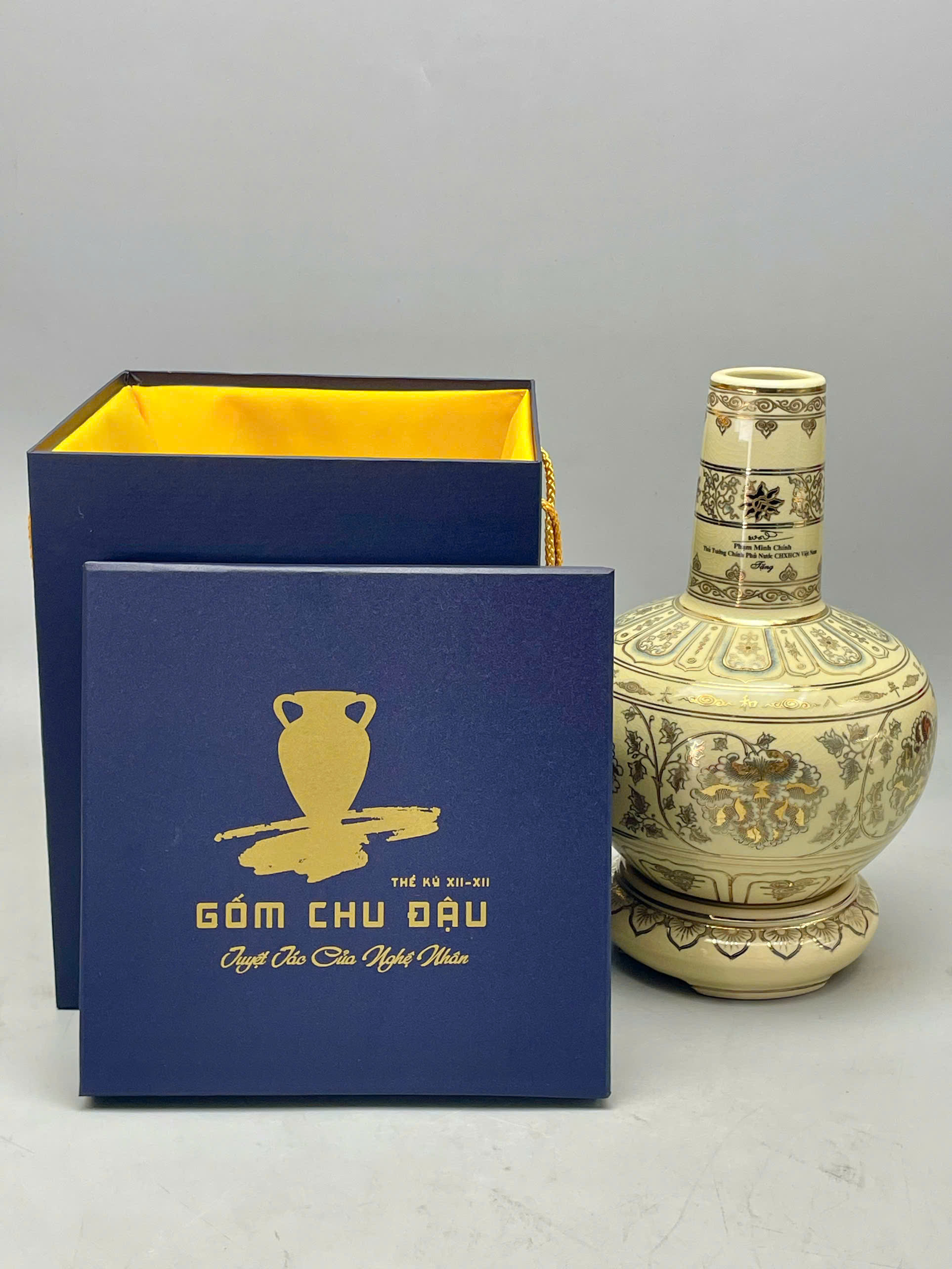 Bình hoa lam tặng Chính Phủ