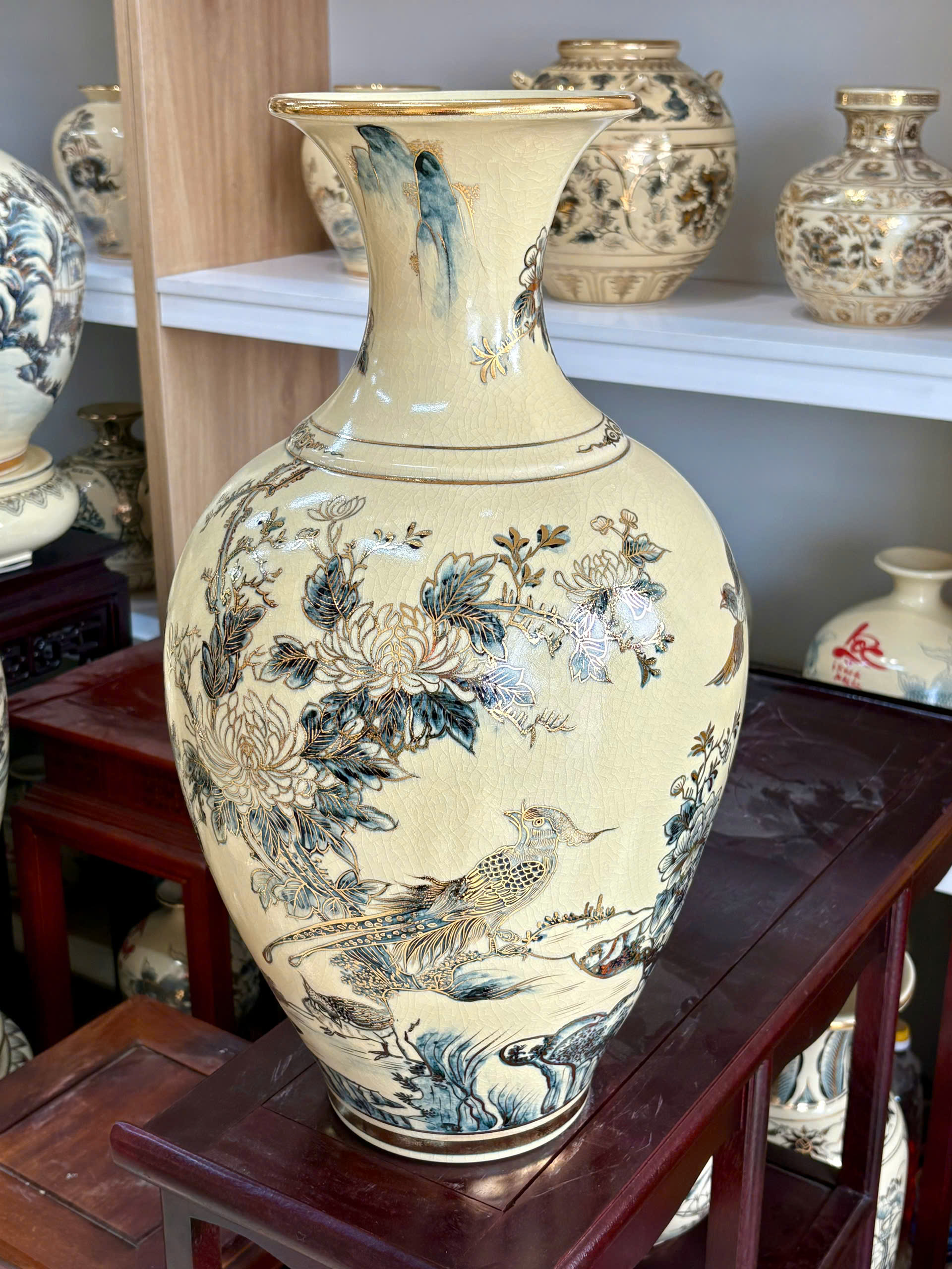 Bảo bình chim đào vẽ vàng 24k gốm Chu Đậu